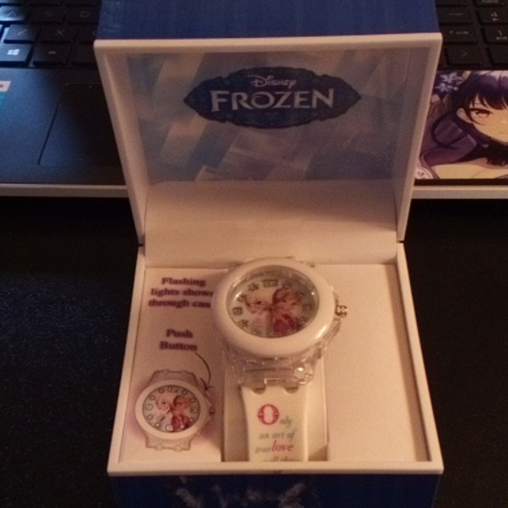 💙 NWT Frozen watch